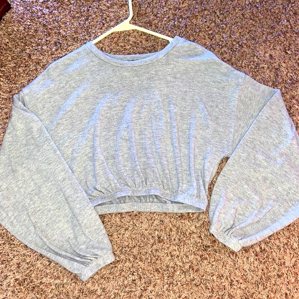 Cropped balloon sleeved sweatshirt